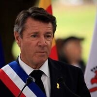 Le maire de Nice Christian Estrosi prononce un discours lors d'une cérémonie en hommage aux victimes de l'attaque du 7 octobre 2023 contre Israël à l'occasion de son premier anniversaire, à Nice, le 7 octobre 2024. (Crédit : Valery HACHE / AFP)