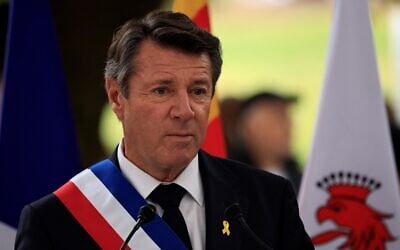 Le maire de Nice Christian Estrosi prononce un discours lors d'une cérémonie en hommage aux victimes de l'attaque du 7 octobre contre Israël par le Hamas à l'occasion de son premier anniversaire, à Nice, dans le sud-est de la France, le 7 octobre 2024. (Photo Valery HACHE / AFP)