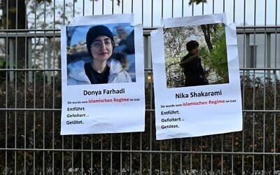 Des pancartes avec des photos de l'Iranienne Nika Shakarami (à droite) et de Donya Farhadi, toutes deux présumées victimes des forces de sécurité iraniennes, sont visibles sur une clôture lors d'un rassemblement contre les exécutions en Iran devant le consulat général de la République islamique d'Iran à Francfort-sur-le-Main, dans l'ouest de l'Allemagne, le 31 octobre 2024. (Crédit : Kirill KUDRYAVTSEV / AFP)