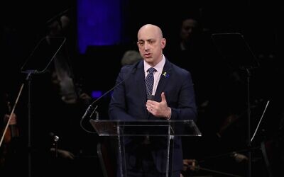 Jonathan Greenblatt s'exprimant sur scène lors du 2024 ADL In Concert Against Hate, au Kennedy Center Concert Hall, à Washington, le 18 novembre 2024. (Crédit : Jemal Countess/Getty Images via AFP)
