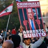 Un manifestant brandissant une pancarte avec le Premier ministre Netanyahu derrière les barreaux et les mots italiens "criminel contre l'humanité, arrêtons-le maintenant !", lors d'un rassemblement anti-Israël en soutien aux Palestiniens, à Rome, le 30 novembre 2024. (Crédit : Alberto Pizzoli/AFP)