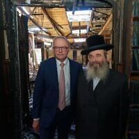 Le Premier ministre australien Anthony Albanese (à gauche) dans la synagogue Adass Israel incendiée, en compagnie du rabbin Shlomo Kohn à Melbourne, le 10 décembre 2024. (Service du Premier Ministre et du gouvernement / AFP)