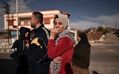 Illustration : Des Syriens regardent les soldats israéliens patrouiller dans la ville syrienne de Jubata al-Khashab, dans la zone tampon des hauteurs du Golan sous contrôle de l'ONU, le 20 décembre 2024. (Crédit : Aris MESSINIS / AFP)