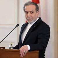 Le ministre iranien des Affaires étrangères, Abbas Araghchi, lors d'une conférence de presse, à Téhéran, le 30 décembre 2024. (Crédit : Atta Kenare/AFP)