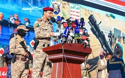 Le brigadier Yahya Saree Qasim, porte-parole des Houthis du Yémen, s'exprime lors d'un rassemblement dénonçant Israël et en solidarité avec les Palestiniens dans la capitale contrôlée par les Houthis, Sanaa, le 17 janvier 2025. (Crédit : Mohammed HUWAIS / AFP)