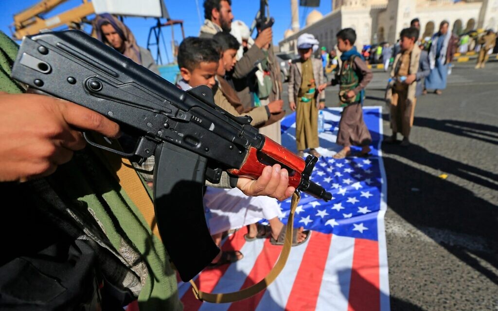 Un manifestant tenant un fusil lors d'un rassemblement contre Israël et en solidarité avec les Gazaouis, à Sanaa, la capitale contrôlée par les Houthis, le 17 janvier 2025. (Crédit : Mohammed Huwais/AFP)