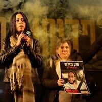 Einav Zangauker, la mère de Matan Zangauker, l'un des otages détenus dans la bande de Gaza depuis le pogrom du 7 octobre 2023 perpétré par des terroristes palestiniens, s'exprimant lors d'une manifestation appelant à la libération de tous les otages devant le ministère de la Défense, à Tel Aviv, le 25 janvier 2025. (Crédit : Jack Guez/AFP)
