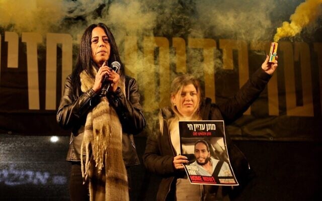 Einav Zangauker, la mère de Matan Zangauker, l'un des otages détenus dans la bande de Gaza depuis le pogrom du 7 octobre 2023 perpétré par des terroristes palestiniens, s'exprimant lors d'une manifestation appelant à la libération de tous les otages devant le ministère de la Défense, à Tel Aviv, le 25 janvier 2025. (Crédit : Jack Guez/AFP)