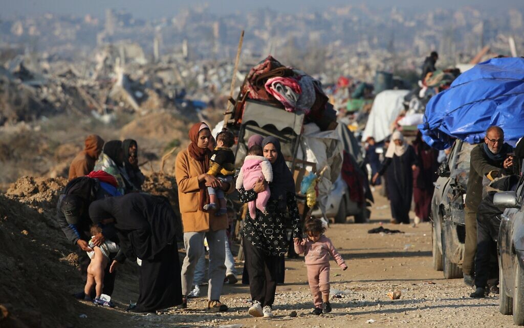 Illustration : Des Palestiniens déplacés marchent du sud vers le nord de la bande de Gaza, sur la route de Salah al-Din à Nuseirat, dans le centre de Gaza, le 29 janvier 2025. (Eyad BABA / AFP)