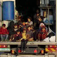 Des enfants palestiniens déplacés sont assis à l'arrière d'un camion alors que les habitants se dirigent du sud vers les parties nord de la bande de Gaza, sur la route Salah al-Din à Nuseirat dans le centre de Gaza, le 29 janvier 2025.
(Crédit : Eyad BABA / AFP)