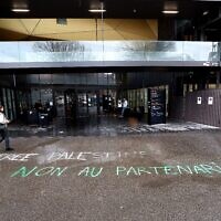 Devant l'entrée de l'Institut d'études politiques (IEP) de Strasbourg, le 30 janvier 2025. (Crédit : FREDERICK FLORIN / AFP)