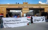 Des manifestants réunis devant le côté égyptien du poste-frontière de Rafah avec la bande de Gaza, le 31 janvier 2025, pour protester contre un plan lancé par le président américain Donald Trump visant à déplacer les Palestiniens de la bande de Gaza vers l'Égypte et la Jordanie. (Crédit : Kerolos Salah/AFP)