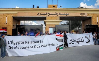 Des manifestants réunis devant le côté égyptien du poste-frontière de Rafah avec la bande de Gaza, le 31 janvier 2025, pour protester contre un plan lancé par le président américain Donald Trump visant à déplacer les Palestiniens de la bande de Gaza vers l'Égypte et la Jordanie. (Crédit : Kerolos Salah/AFP)