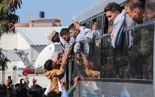 Des détenus palestiniens de sécurité libérés par Israël dans le cadre d'un accord de cessez-le-feu avec le Hamas accueillis par des membres de leur famille alors qu'ils arrivent en bus, à l'hôpital européen de Khan Younès, le 1ᵉʳ février 2025. (Crédit : Eyad Baba/AFP) Des détenus palestiniens de sécurité libérés par Israël dans le cadre d'un accord de cessez-le-feu avec le Hamas accueillis par des membres de leur famille alors qu'ils arrivent en bus, à l'hôpital européen de Khan Younès, le 1ᵉʳ février 2025. (Crédit : Eyad Baba/AFP)