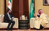 Cette photo fournie par le bureau des médias du gouvernement de transition syrien montre le prince héritier d'Arabie saoudite Mohammed ben Salmane (à droite) lors de sa rencontre avec le président intérimaire syrien, Ahmed al-Sharaa, à Riyad, le 2 février 2025. (Gouvernement de transition syrien / AFP)