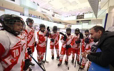 Les joueuses de l'équipe M.R écoutent leur entraîneur lors de leur match de hockey sur glace de la Ligue féminine iranienne contre l'équipe Hockey Panda à la patinoire d'Iran Mall à Téhéran, le 29 janvier 2025. (Crédit : ATTA KENARE / AFP)