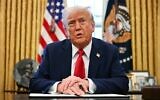 Le président américain Donald Trump s'adressant à la presse alors qu'il signe un décret visant à créer un fonds souverain américain, dans le Bureau ovale de la Maison Blanche, à Washington, le 3 février 2025. (Crédit : Jim Watson/AFP)