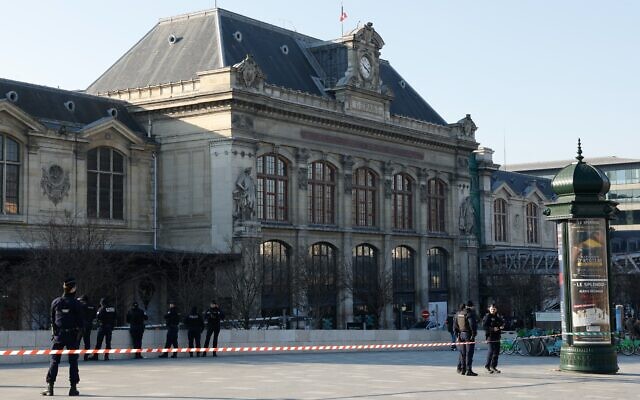 Des policiers français bloquant l'accès à la gare d'Austerlitz, à Paris, le 3 février 2025. (Crédit : Xavier GALIANA / AFP)
