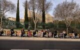 Illustration : Des proches d'otages israéliens et des sympathisants tiennent des affiches avec des photos de captifs sur lesquelles on peut lire « Ne m'abandonnez pas », devant le bureau du Premier ministre à Jérusalem, le 3 février 2025. (Crédit : Menahem Kahana / AFP)