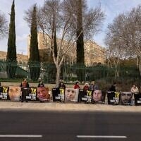 Des proches d'otages israéliens et des sympathisants tiennent des affiches avec des photos de captifs sur lesquelles on peut lire « Ne m'abandonnez pas », devant le bureau du Premier ministre à Jérusalem, le 3 février 2025. (Crédit : Menahem Kahana / AFP)