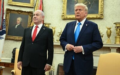 Le président américain Donald Trump et le Premier ministre Benjamin Netanyahu, dans le Bureau ovale de la Maison Blanche, à Washington, le 4 février 2025. (Crédit : Andrew Caballero-Reynolds/AFP)