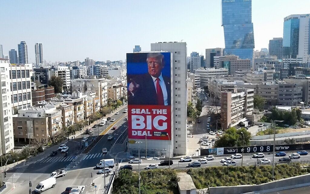 Un panneau d'affichage de la Coalition pour la sécurité régionale promouvant un accord de paix régional, lors d'un voyage à Washington du Premier ministre israélien, le 4 février 2025 à Ramat Gan. (Crédit : Jack GUEZ / AFP)