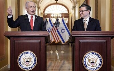 Le Premier ministre Benjamin Netanyahu et le président de la Chambre des représentants américaine Mike Johnson s'adressant à la presse au Capitole américain après leur réunion à huis clos, à Washington, le 7 février 2025. (Crédit : Oliver Contreras/AFP)