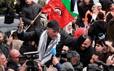 Un ancien prisonnier de sécurité palestinien libéré par Israël est acclamé par une foule après être sorti d'un bus dans la ville de Ramalla,h en Cisjordanie, le 8 février 2025. (Crédit : Jaafar Ashtiyeh/AFP)