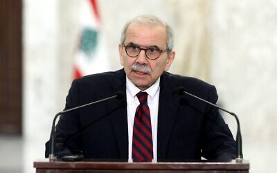 Cette photo diffusée par la présidence libanaise montre le Premier ministre désigné Nawaf Salam s'adressant à la presse au palais présidentiel de Baabda, à l'est de Beyrouth, le 8 février 2025. (Crédit : Présidence libanaise/AFP)