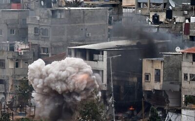 De la fumée s'échappe après une explosion lors d'un raid israélien dans le camp de réfugiés de Nur Shams, près de Tulkarem, en Cisjordanie, le 9 février 2025. (Photo de Zain JAAFAR / AFP)