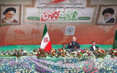 Photo d'illustration: Cette photo fournie par le bureau présidentiel iranien montre le président iranien Massoud Pezeshkian prononçant un discours lors d'un rassemblement marquant le 46e anniversaire de la révolution islamique de 1979 sur la place Azadi à Téhéran, le 10 février 2025. (Crédit : MEHDI BOLOURIAN / Présidence iranienne / AFP)