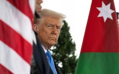 Le président américain Donald Trump, à l'extérieur de l'aile ouest avant d'accueillir le roi Abdallah II de Jordanie à la Maison Blanche, à Washington, le 11 février 2025. (Crédit : Jim Watson/AFP)