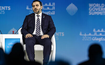 Le ministre intérimaire des Affaires étrangères de la Syrie, Asaad al-Shibani, répond à des questions lors d'une interview au Sommet mondial des gouvernements à Dubaï, le 12 février 2025. (Crédit : FADEL SENNA / AFP)