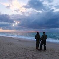 Des soldats israéliens patrouillent sur la plage de Zikim, près de la frontière avec le nord de Gaza, le 12 février 2025. (Crédit : Menahem KAHANA / AFP)