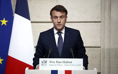 Le président français Emmanuel Macron lors de la cérémonie de remise du prix Ilan Halimi au palais présidentiel de l'Elysée à Paris, le 13 février 2025. (Crédit : Yoan VALAT / POOL / AFP)