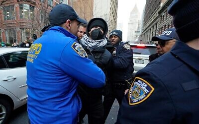 La police de New York interpelle un manifestant lors d’une manifestation pour l’abolition de l’Immigration and Customs Enforcement (ICE) et contre les politiques d’immigration du président des Etats-Unis, Donald Trump, à New York le 13 février 2025. (Timothy A. Clary/AFP)