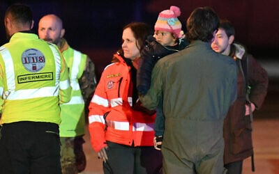 Des médecins et du personnel de santé accueillent des enfants palestiniens de Gaza, après l'atterrissage d'un avion militaire en provenance d'Égypte, le 13 février 2025, à l'aéroport Ciampino de Rome. Quatorze enfants palestiniens, dont beaucoup sont atteints d'un cancer, ont été transportés aujourd'hui par avion en Italie pour y recevoir des soins médicaux. Il s'agit des derniers des dizaines d'enfants ramenés de Gaza à la suite de la guerre entre le Hamas et Israël, ont indiqué des responsables. Les enfants et leurs familles, soit 45 personnes au total, ont franchi hier la frontière de Rafah entre Gaza et l'Égypte, où ils ont subi des examens médicaux à l'hôpital italien du Caire avant de s'envoler pour l'aéroport de Rome Ciampino, a indiqué le gouvernement italien. (Photo d'Alberto PIZZOLI / AFP)