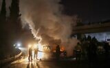 Les pompiers éteignant un véhicule de la FINUL en feu, incendié par des manifestants pro-Hezbollah, sur la route menant à l'aéroport international de Beyrouth, le 14 février 2025. (Crédit : Ibrahim Amro/AFP)