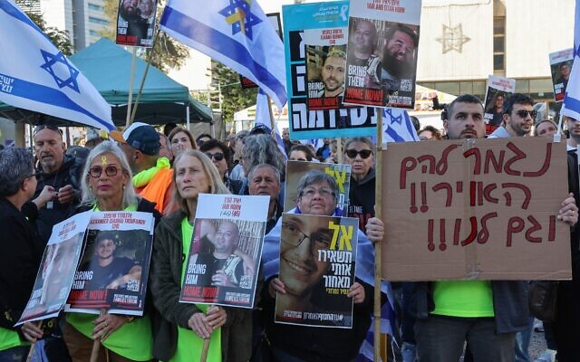 Des Israéliens attendant la libération par le Hamas de trois captifs détenus dans la bande de Gaza depuis le 7 octobre 2023, sur la Place des Otages, à Tel Aviv, le 15 février 2025. (Crédit : Jack Guez/AFP)