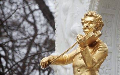 Un monument du musicien Johann Strauss Jr. est photographié dans le Stadtpark de Vienne le 16 janvier 2025 à Vienne Même 200 ans après la naissance du célèbre « roi de la valse » autrichien Johann Strauss II - largement vénéré comme une pop star des temps modernes de son vivant - sa musique n'a rien perdu de sa magie. (Photo Alex HALADA / AFP)