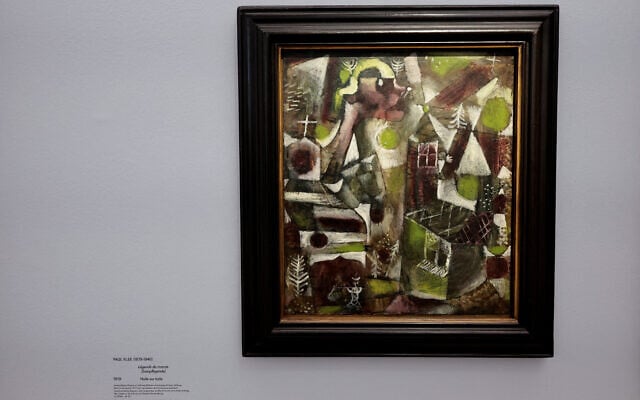 Cette photographie montre une peinture intitulée "Sumpflegende" de l'artiste allemand d'origine suisse Paul Klee, présentée lors de l'avant-première de l'exposition "L'Art dégénéré" au musée Picasso à Paris, le 12 février 2025.  (Crédit :STEPHANE DE SAKUTIN / AFP)