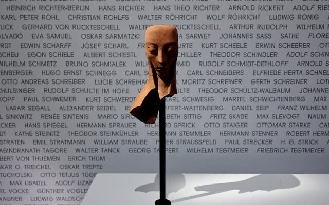 Cette photographie montre une statue intitulée "Schwangere" de l'artiste allemand Emy Roeder présentée lors de l'avant-première de l'exposition "L'Art Dégénéré" au Musée Picasso à Paris, le 12 février 2025. (Crédit : STEPHANE DE SAKUTIN / AFP)