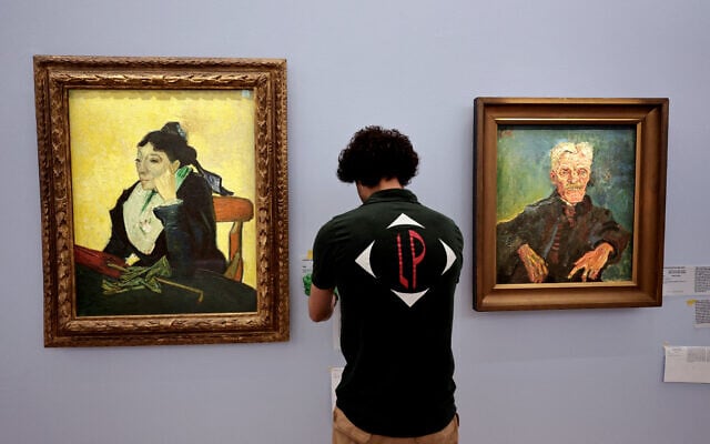 Un technicien vérifie des peintures de l'artiste néerlandais Vincent Van Gogh (à gauche) et du peintre autrichien Oscar Kokoschka, présentées lors de l'avant-première de l'exposition " L'Art dégénéré" au musée Picasso à Paris, le 12 février 2025. (Crédit :STEPHANE DE SAKUTIN / AFP)