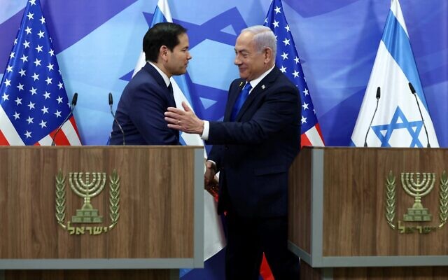 Le secrétaire d'Etat américain Marco Rubio, à gauche,  et le Premier ministre Benjamin Netanyahu se saluent avant de faire une déclaration commune aux médias au bureau du Premier ministre à Jérusalem, le 16 février 2025 (Crédit : Evelyn Hockstein / AFP).