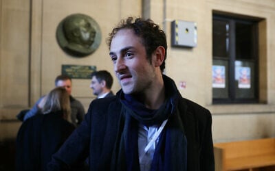 Le photojournaliste français et ancien otage en Syrie Edouard Elias s'adresse à la presse lors d'une pause au premier jour du procès de Mehdi Nemmouche, accusé d'avoir été le geôlier de journalistes français sous la coupe de l'État islamique en Syrie en 2013, devant la Cour d'assises spéciale de Paris, le 17 février 2025. (Crédit : Alain JOCARD / AFP)