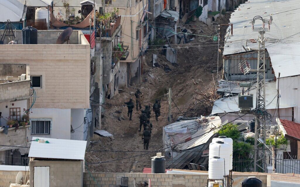 Des soldats israéliens participent à un raid antiterroriste dans le camp de Tulkarem, en Cisjordanie, le 18 février 2025. (Jaafar ASHTIYEH / AFP)
