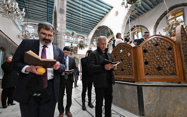 Des fidèles juifs en visite en Syrie assistent à la première prière collective depuis 1992, organisée dans la synagogue Ifrange dans le quartier juif de Bab Sharqi, dans le vieux Damas, le 19 février 2025. (Crédit : LOUAI BESHARA / AFP)