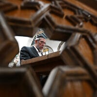 Le rabbin syrien basé aux États-Unis Youssef Hamra assiste à la première prière collective depuis 1992, organisée dans la synagogue Ifrange du quartier juif de Bab Sharqi, dans le vieux Damas, le 19 février 2025. (Crédit : LOUAI BESHARA / AFP)