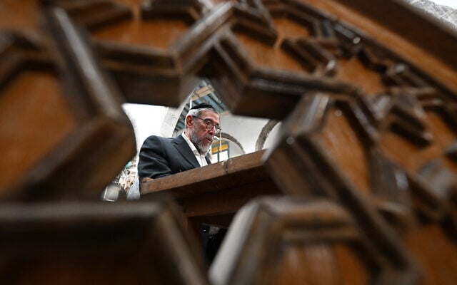 Le rabbin syrien basé aux États-Unis Youssef Hamra assiste à la première prière collective depuis 1992, organisée dans la synagogue Ifrange du quartier juif de Bab Sharqi, dans le vieux Damas, le 19 février 2025. (Crédit : LOUAI BESHARA / AFP)