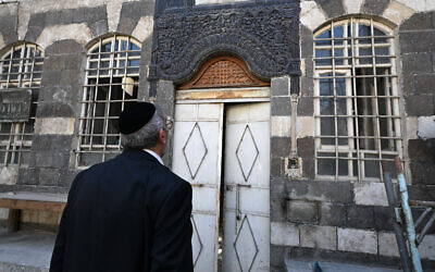 Illustration : Le rabbin syrien basé aux États-Unis Youssef Hamra visitant l'ancien quartier juif de Bab Sharqi, dans le vieux Damas, le 18 février 2025. (Crédit : Louai Beshara/AFP)